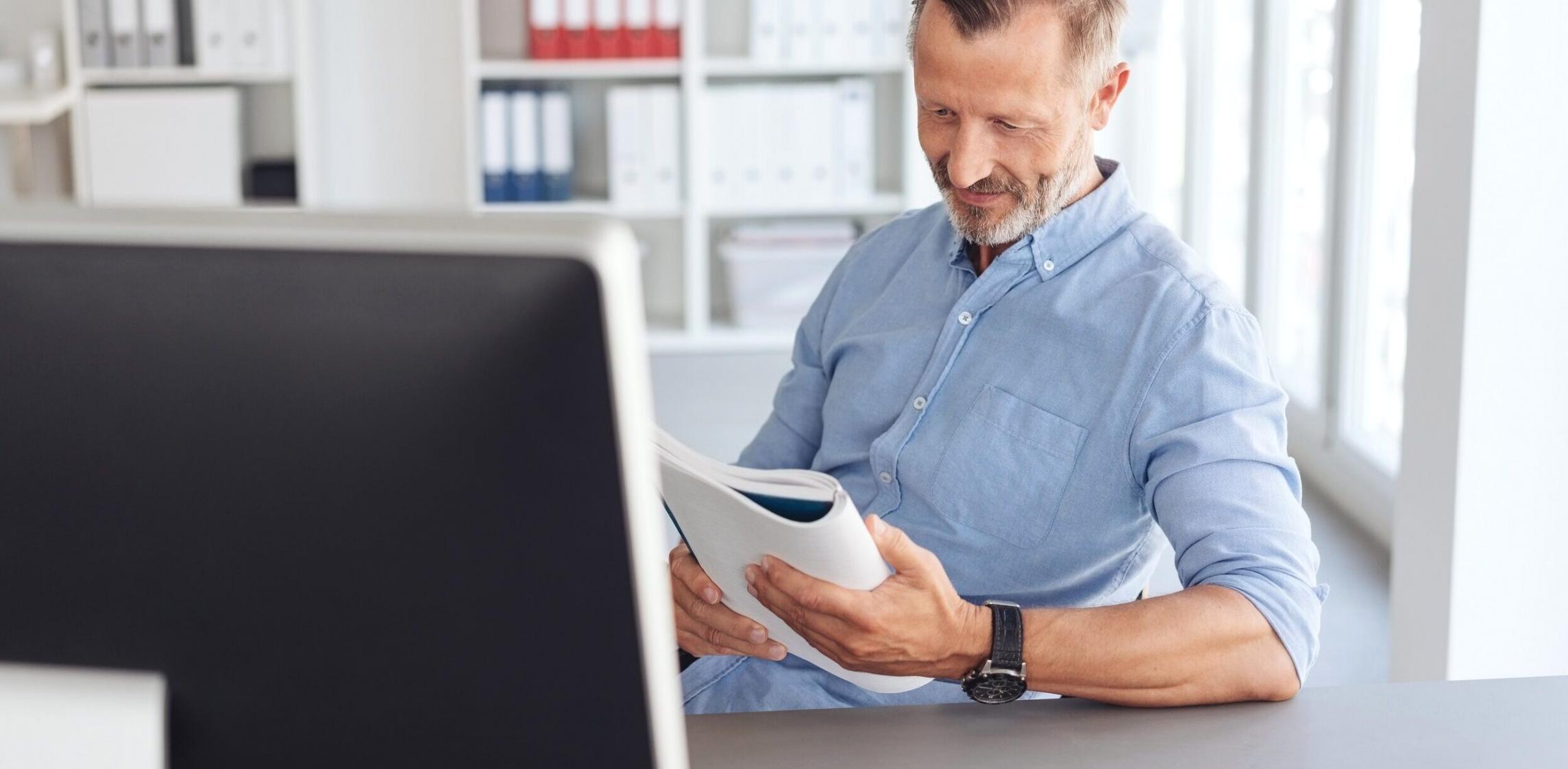 Espacio de trabajo colaborativo con materiales de estudio de finanzas para startups