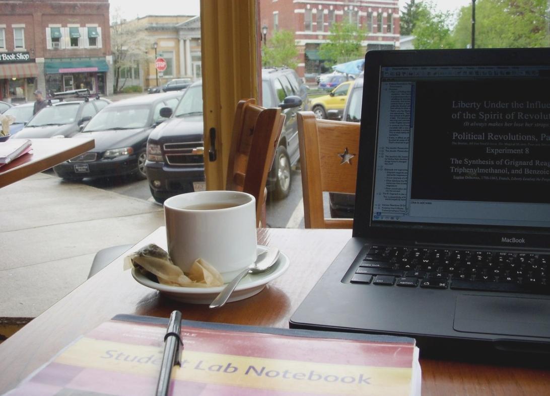 Emprendedores analizando estrategias financieras para startups